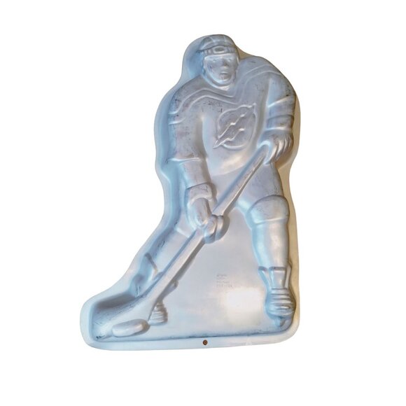 Wilton Hockey Player Cake Party Pan with Recipe Book Vintage 1998 - Picture 3 of 4